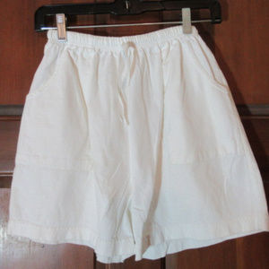 GIRLS WHITE COTTON SHORTS 14/16 IN DESIGN